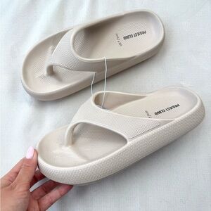 NWT Cloud Sandals Non-Slip Beige Flip Flops